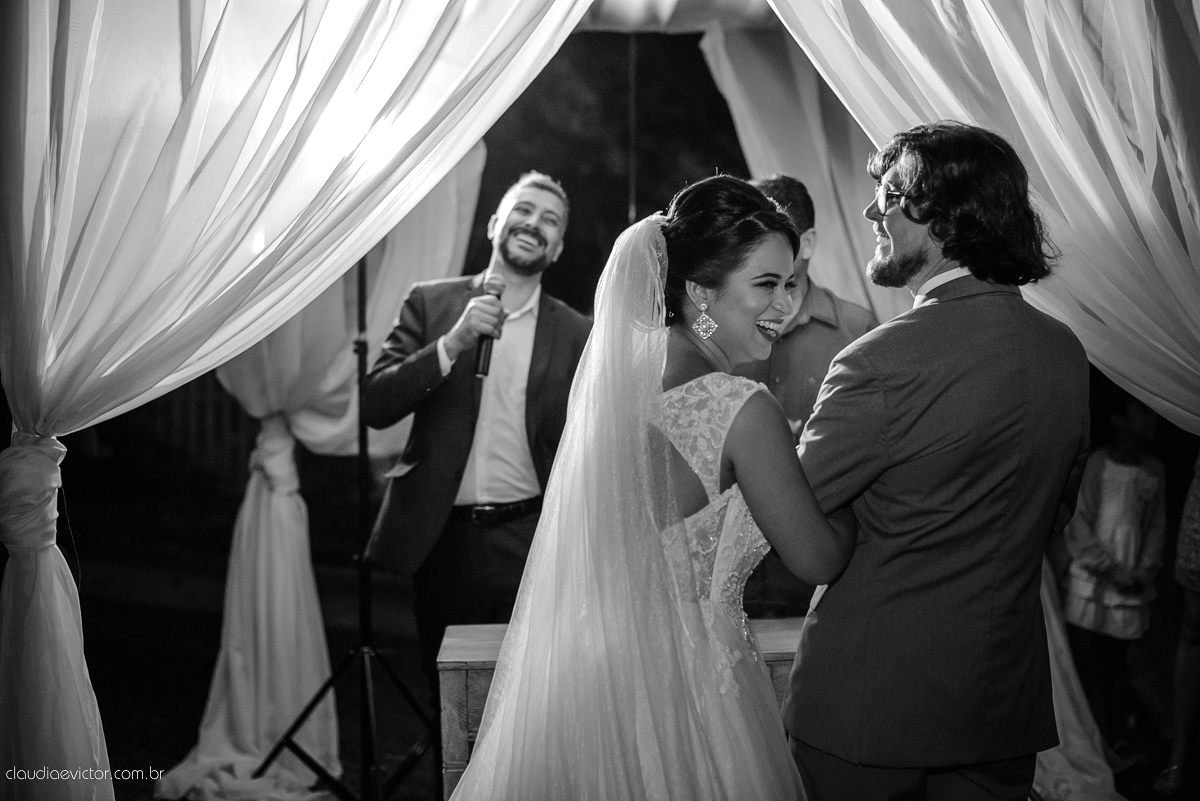 casamento no sitio durante o dia e com um lindo por do sol realizado por fotógrafos de casamento de Vila Velha fotógrafos de casamento de Vitória fotógrafos de casamento de Serra ES. Cerimonia emocionante casamento perfeito e feliz com amigos.