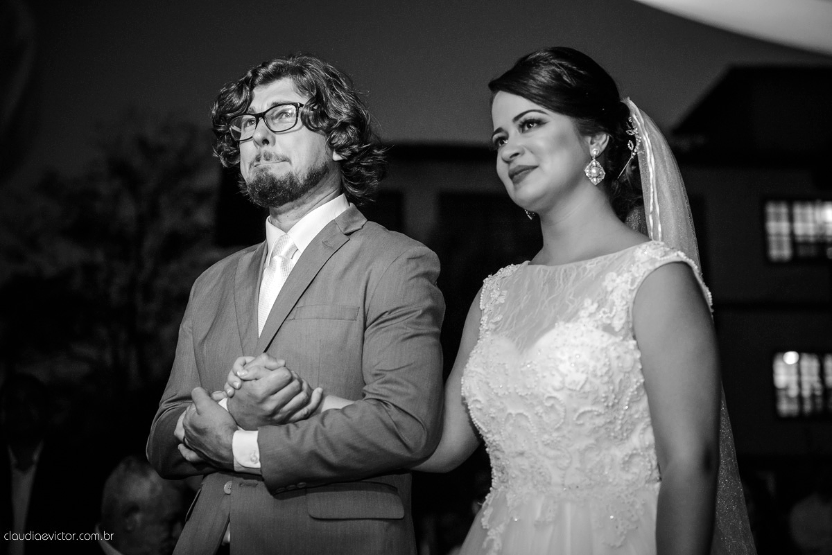 casamento no sitio durante o dia e com um lindo por do sol realizado por fotógrafos de casamento de Vila Velha fotógrafos de casamento de Vitória fotógrafos de casamento de Serra ES. Cerimonia emocionante casamento perfeito e feliz com amigos.