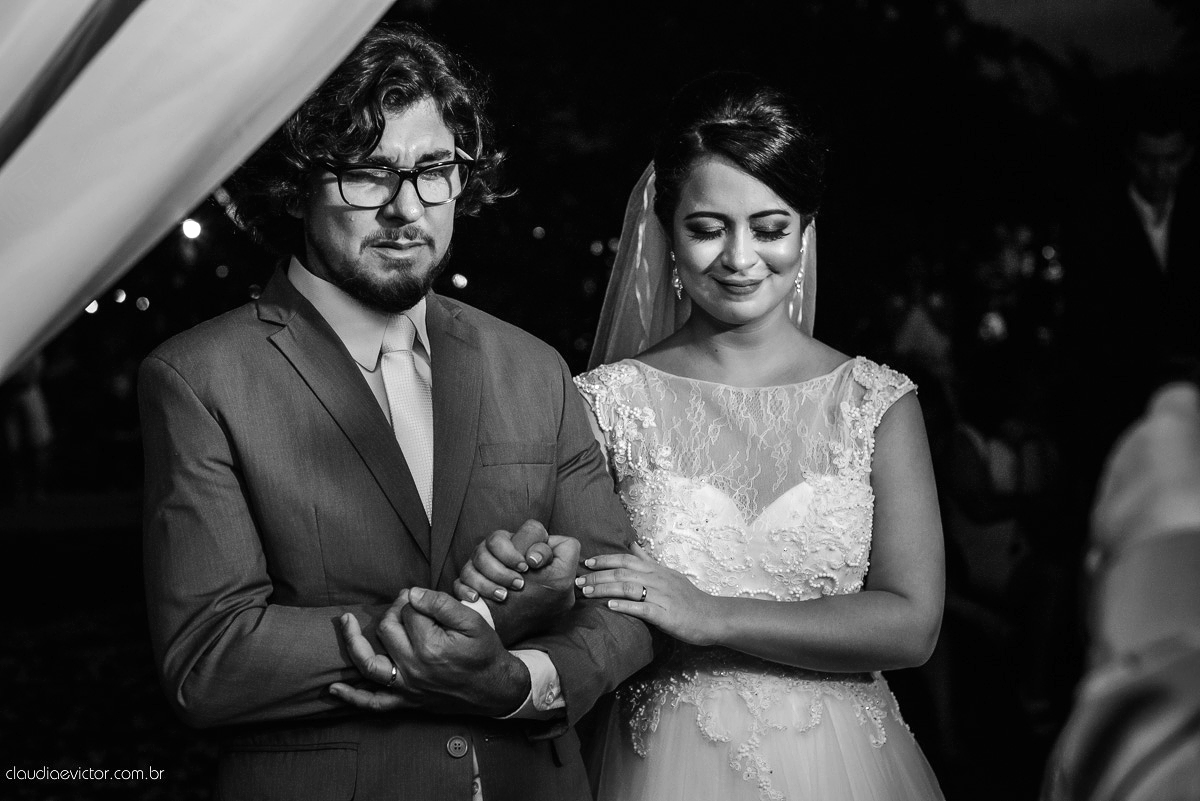 casamento no sitio durante o dia e com um lindo por do sol realizado por fotógrafos de casamento de Vila Velha fotógrafos de casamento de Vitória fotógrafos de casamento de Serra ES. Cerimonia emocionante casamento perfeito e feliz com amigos.