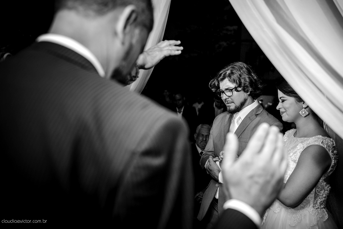 casamento no sitio durante o dia e com um lindo por do sol realizado por fotógrafos de casamento de Vila Velha fotógrafos de casamento de Vitória fotógrafos de casamento de Serra ES. Cerimonia emocionante casamento perfeito e feliz com amigos.