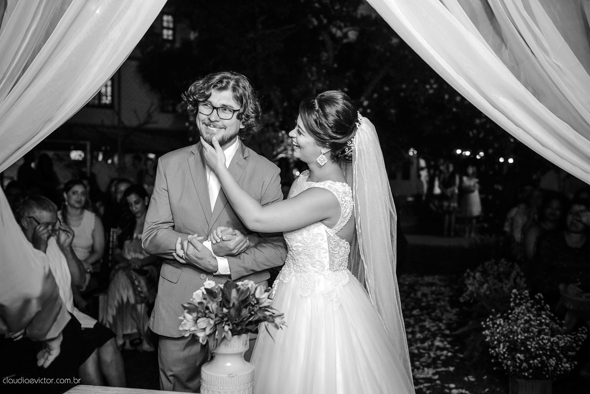 casamento no sitio durante o dia e com um lindo por do sol realizado por fotógrafos de casamento de Vila Velha fotógrafos de casamento de Vitória fotógrafos de casamento de Serra ES. Cerimonia emocionante casamento perfeito e feliz com amigos.