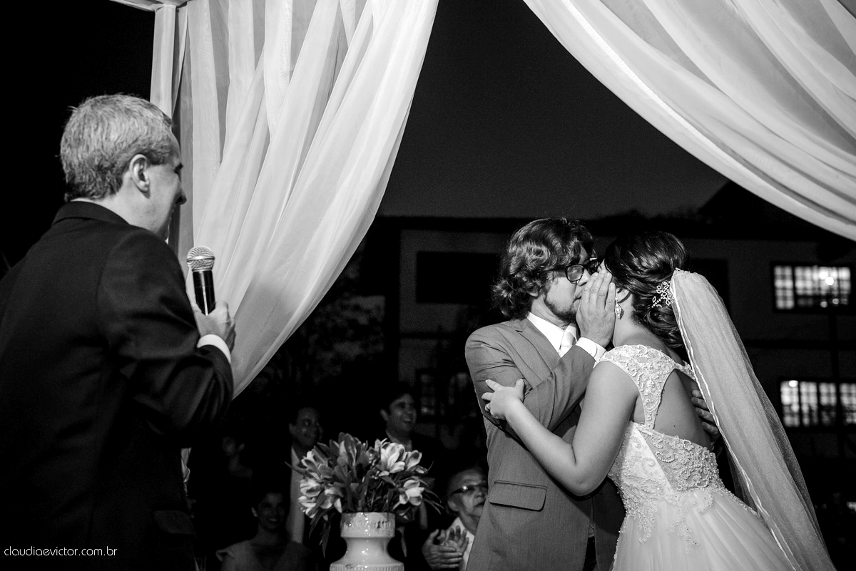 casamento no sitio durante o dia e com um lindo por do sol realizado por fotógrafos de casamento de Vila Velha fotógrafos de casamento de Vitória fotógrafos de casamento de Serra ES. Cerimonia emocionante casamento perfeito e feliz com amigos.