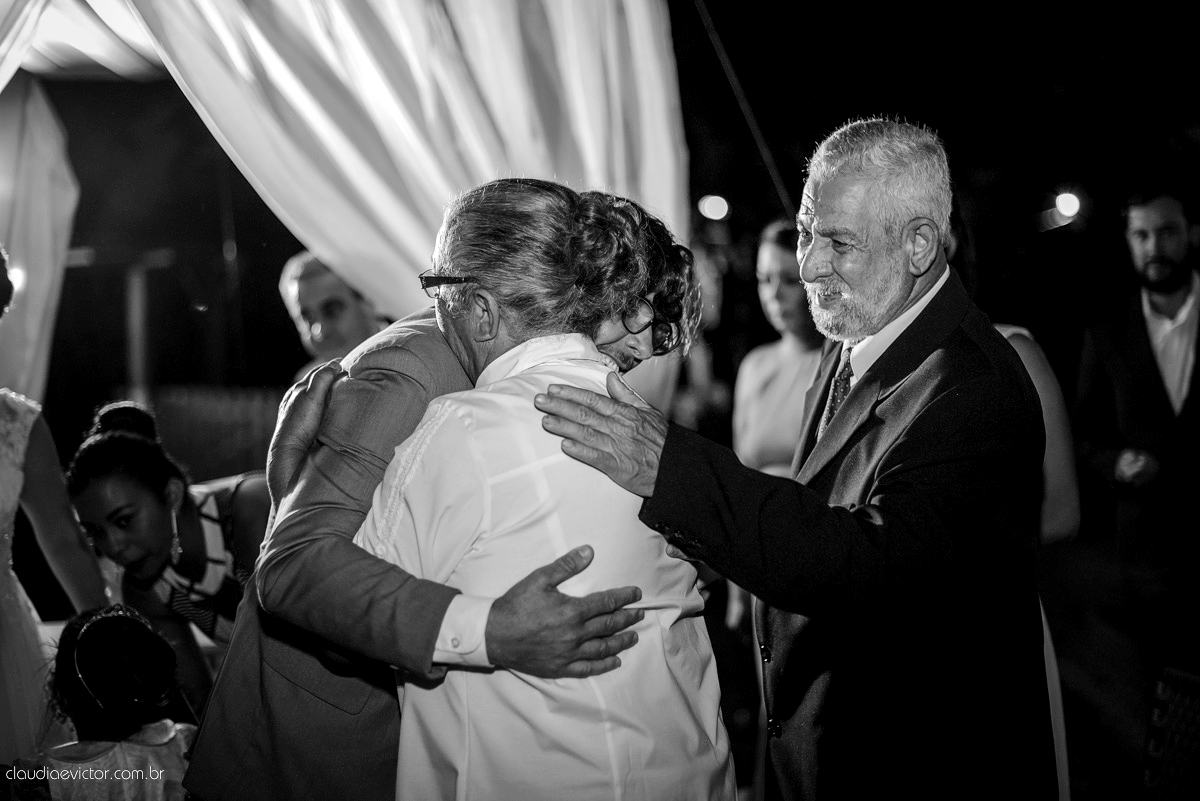 casamento no sitio durante o dia e com um lindo por do sol realizado por fotógrafos de casamento de Vila Velha fotógrafos de casamento de Vitória fotógrafos de casamento de Serra ES. Cerimonia emocionante casamento perfeito e feliz com amigos.