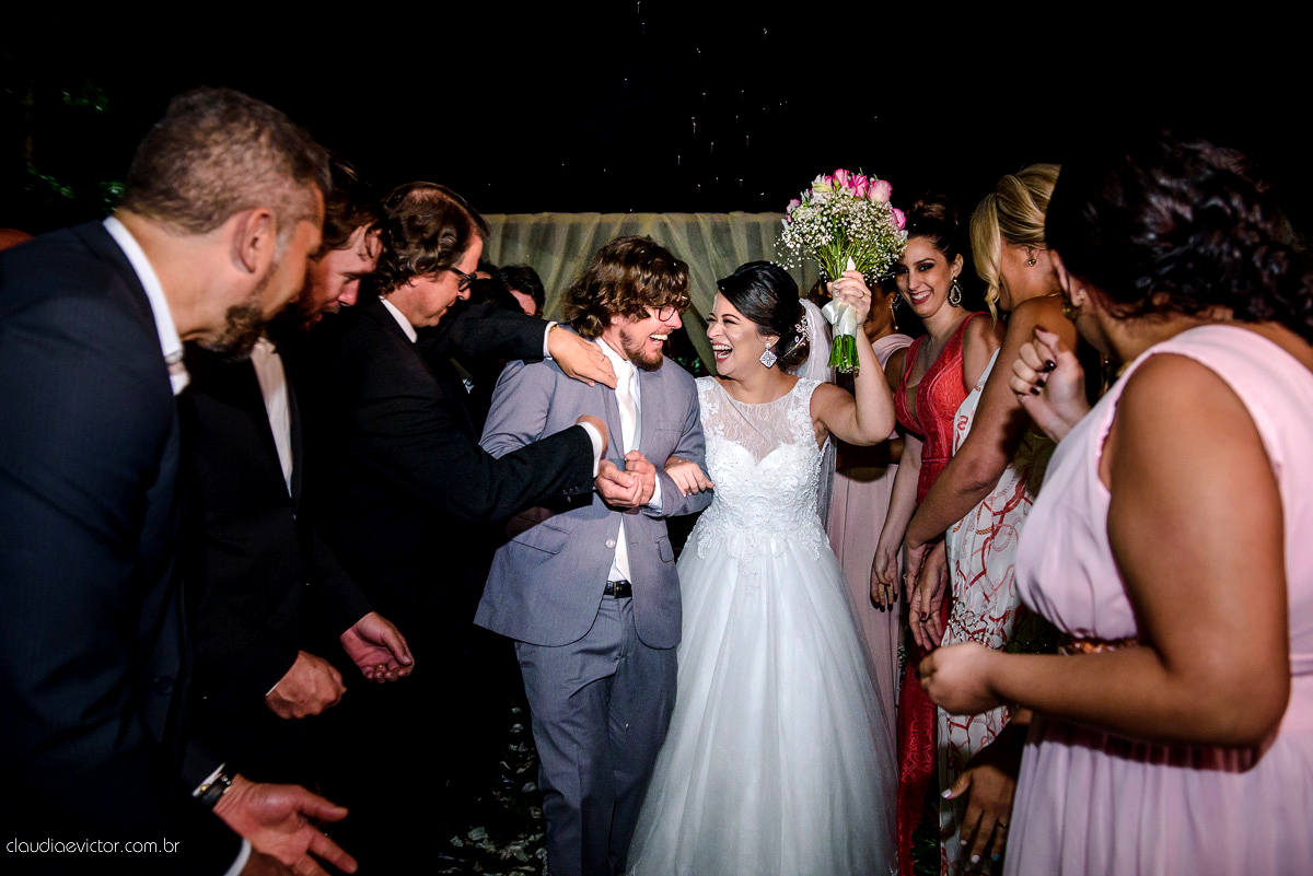 casamento no sitio durante o dia e com um lindo por do sol realizado por fotógrafos de casamento de Vila Velha fotógrafos de casamento de Vitória fotógrafos de casamento de Serra ES. Cerimonia emocionante casamento perfeito e feliz com amigos.
