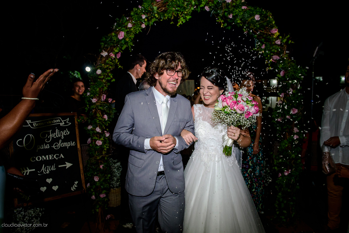 casamento no sitio durante o dia e com um lindo por do sol realizado por fotógrafos de casamento de Vila Velha fotógrafos de casamento de Vitória fotógrafos de casamento de Serra ES. Cerimonia emocionante casamento perfeito e feliz com amigos.