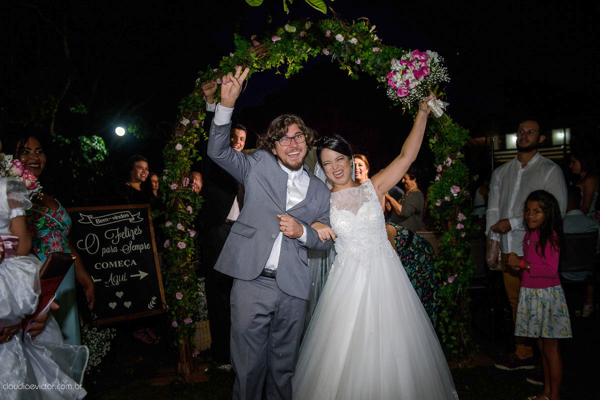 casamento no sitio durante o dia e com um lindo por do sol realizado por fotógrafos de casamento de Vila Velha fotógrafos de casamento de Vitória fotógrafos de casamento de Serra ES. Cerimonia emocionante casamento perfeito e feliz com amigos.