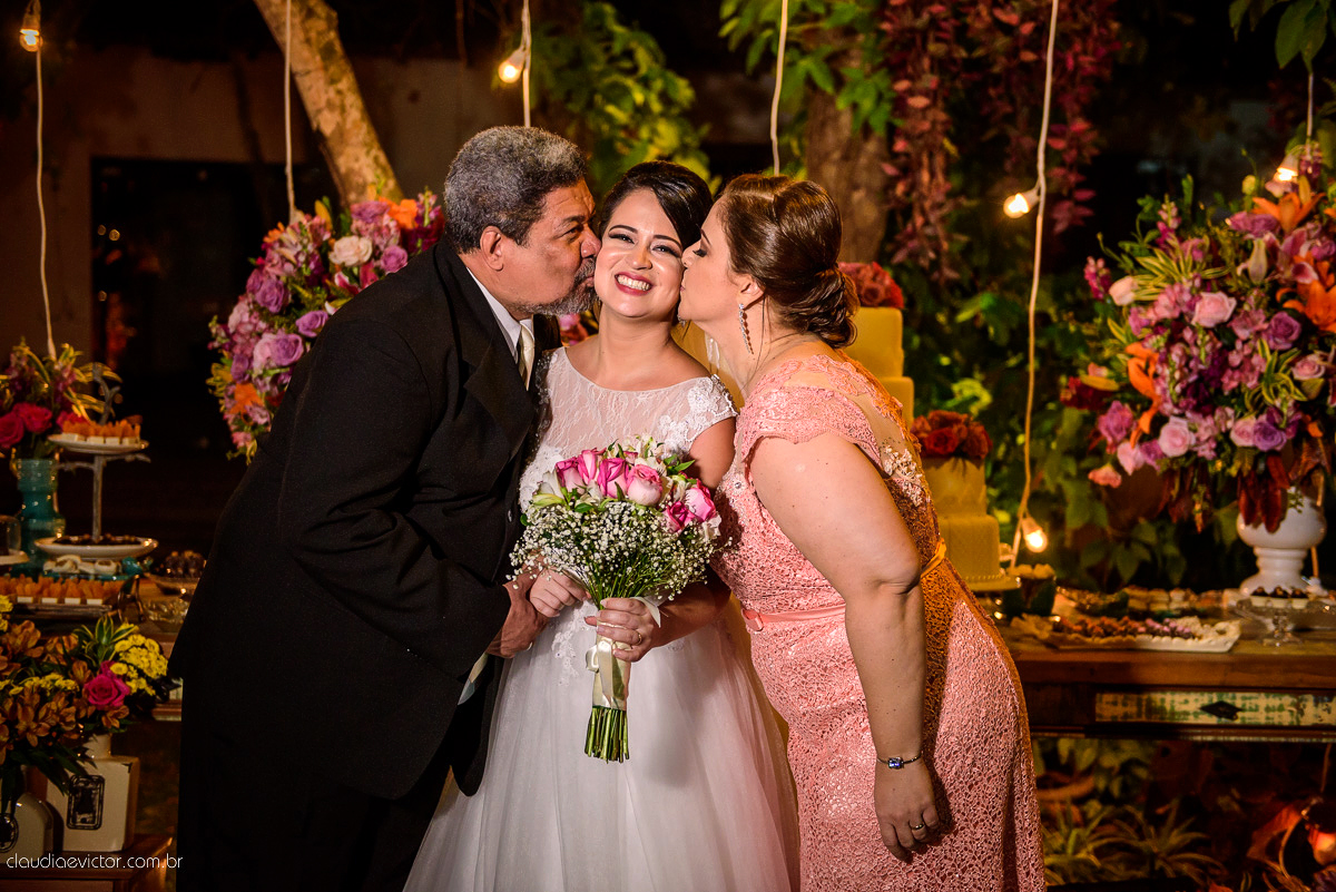 casamento no sitio durante o dia e com um lindo por do sol realizado por fotógrafos de casamento de Vila Velha fotógrafos de casamento de Vitória fotógrafos de casamento de Serra ES. Cerimonia emocionante casamento perfeito e feliz com amigos.