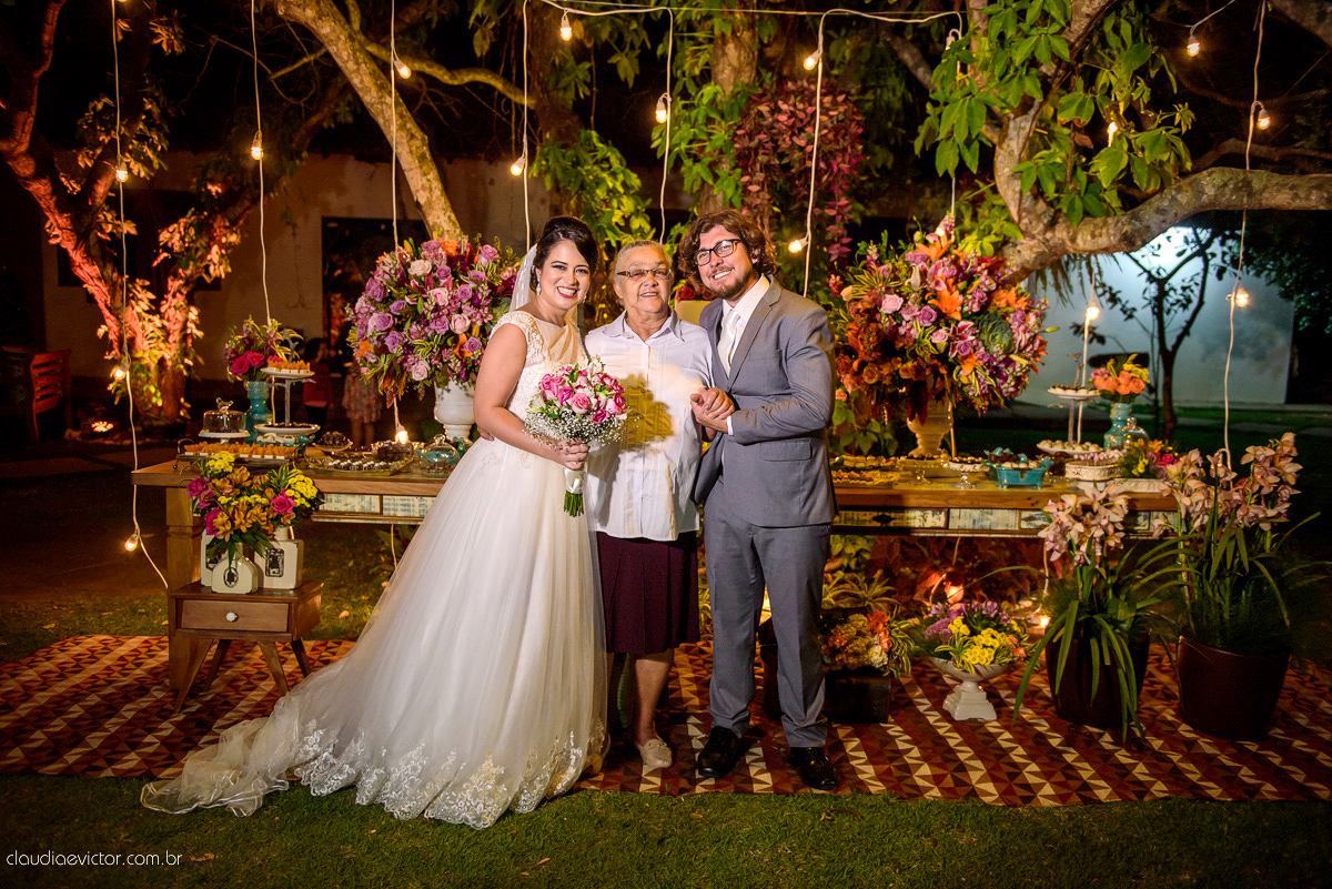 casamento no sitio durante o dia e com um lindo por do sol realizado por fotógrafos de casamento de Vila Velha fotógrafos de casamento de Vitória fotógrafos de casamento de Serra ES. Cerimonia emocionante casamento perfeito e feliz com amigos.