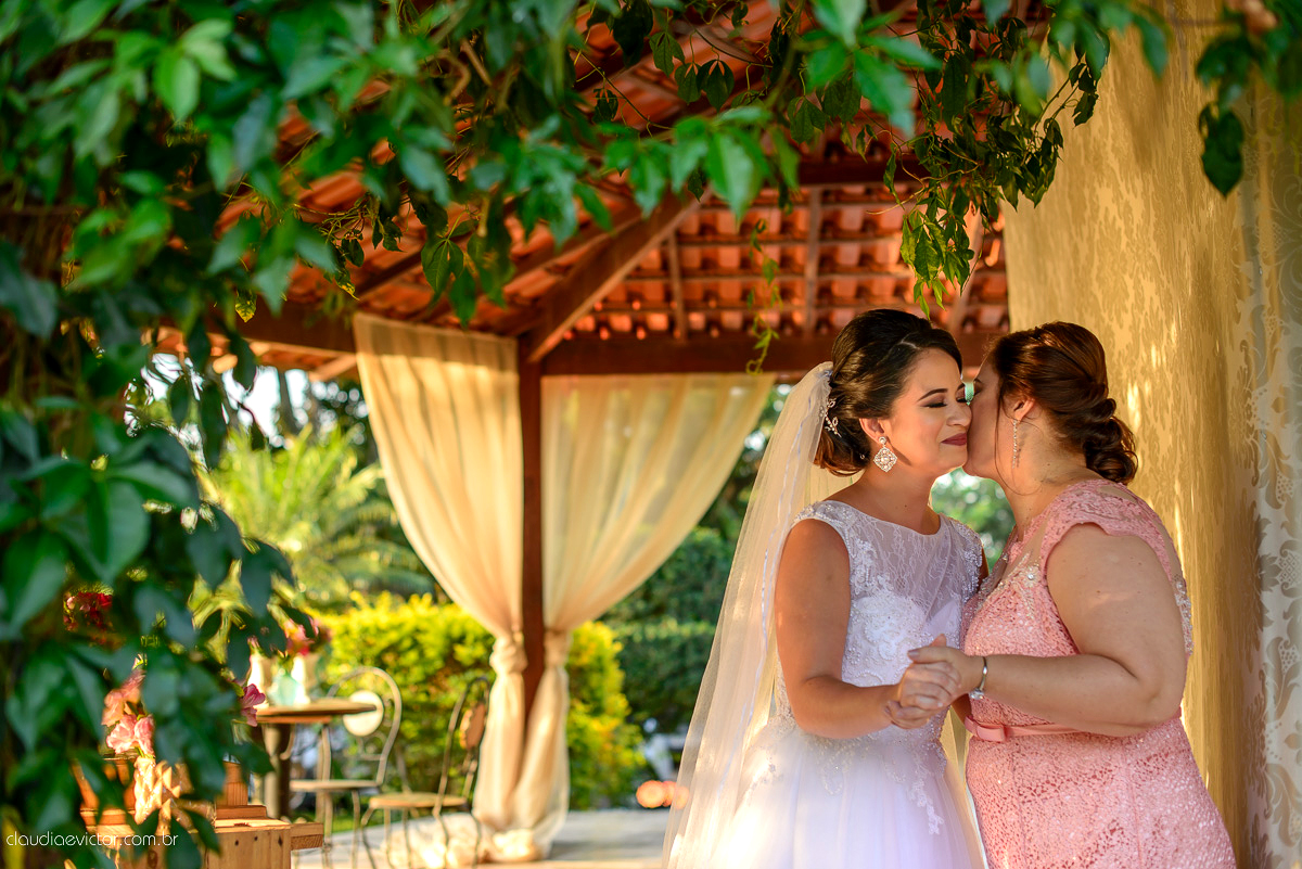 casamento no sitio durante o dia e com um lindo por do sol realizado por fotógrafos de casamento de Vila Velha fotógrafos de casamento de Vitória fotógrafos de casamento de Serra ES. Cerimonia emocionante casamento perfeito e feliz com amigos.