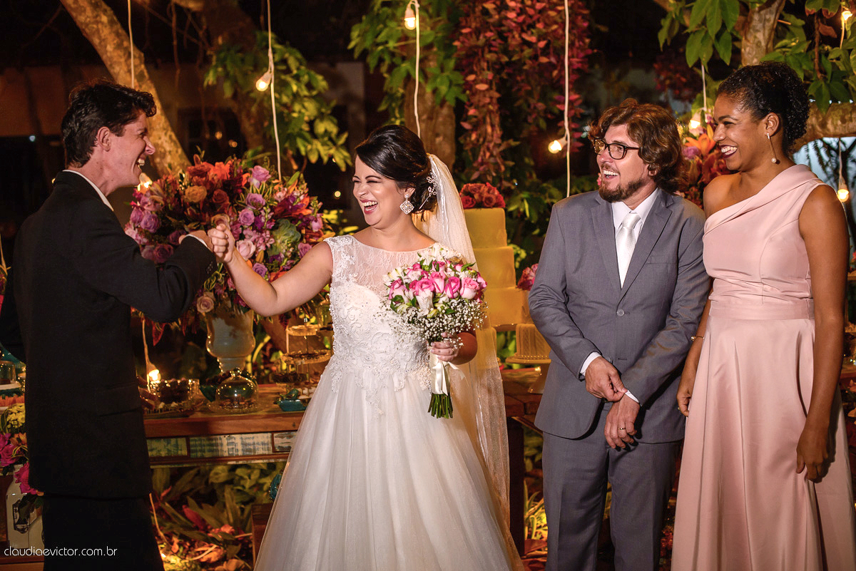 casamento no sitio durante o dia e com um lindo por do sol realizado por fotógrafos de casamento de Vila Velha fotógrafos de casamento de Vitória fotógrafos de casamento de Serra ES. Cerimonia emocionante casamento perfeito e feliz com amigos.