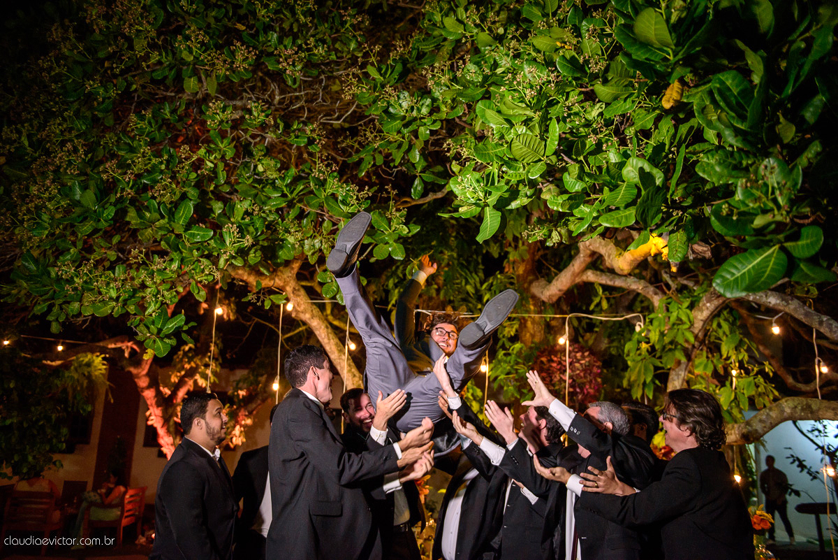 casamento no sitio durante o dia e com um lindo por do sol realizado por fotógrafos de casamento de Vila Velha fotógrafos de casamento de Vitória fotógrafos de casamento de Serra ES. Cerimonia emocionante casamento perfeito e feliz com amigos.