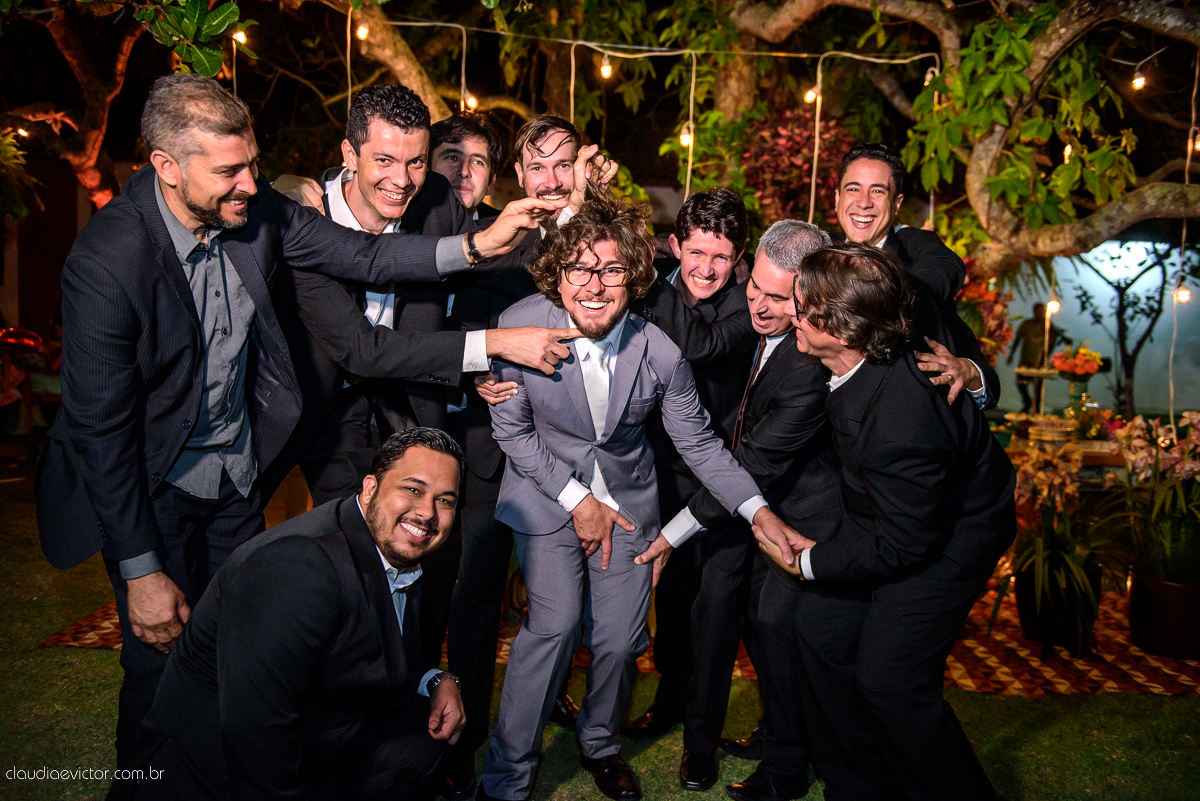 casamento no sitio durante o dia e com um lindo por do sol realizado por fotógrafos de casamento de Vila Velha fotógrafos de casamento de Vitória fotógrafos de casamento de Serra ES. Cerimonia emocionante casamento perfeito e feliz com amigos.