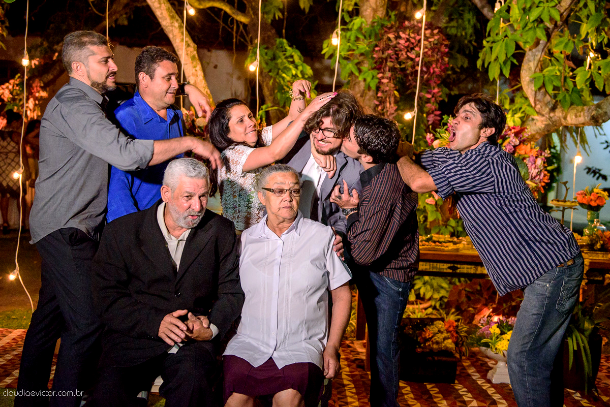 casamento no sitio durante o dia e com um lindo por do sol realizado por fotógrafos de casamento de Vila Velha fotógrafos de casamento de Vitória fotógrafos de casamento de Serra ES. Cerimonia emocionante casamento perfeito e feliz com amigos.