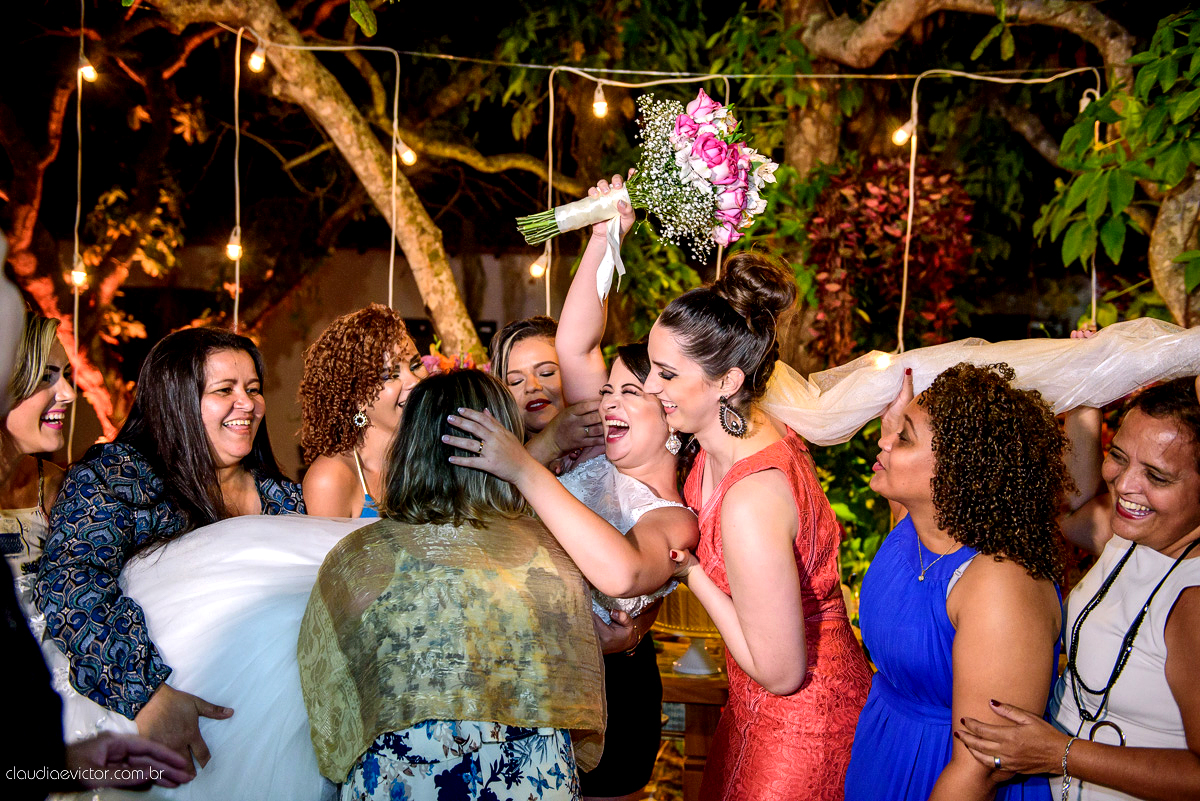 casamento no sitio durante o dia e com um lindo por do sol realizado por fotógrafos de casamento de Vila Velha fotógrafos de casamento de Vitória fotógrafos de casamento de Serra ES. Cerimonia emocionante casamento perfeito e feliz com amigos.