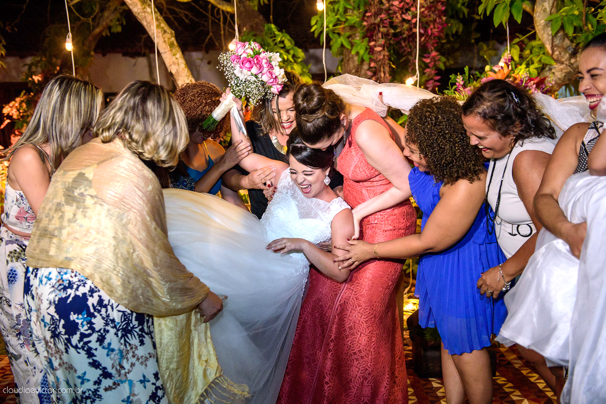 casamento no sitio durante o dia e com um lindo por do sol realizado por fotógrafos de casamento de Vila Velha fotógrafos de casamento de Vitória fotógrafos de casamento de Serra ES. Cerimonia emocionante casamento perfeito e feliz com amigos.