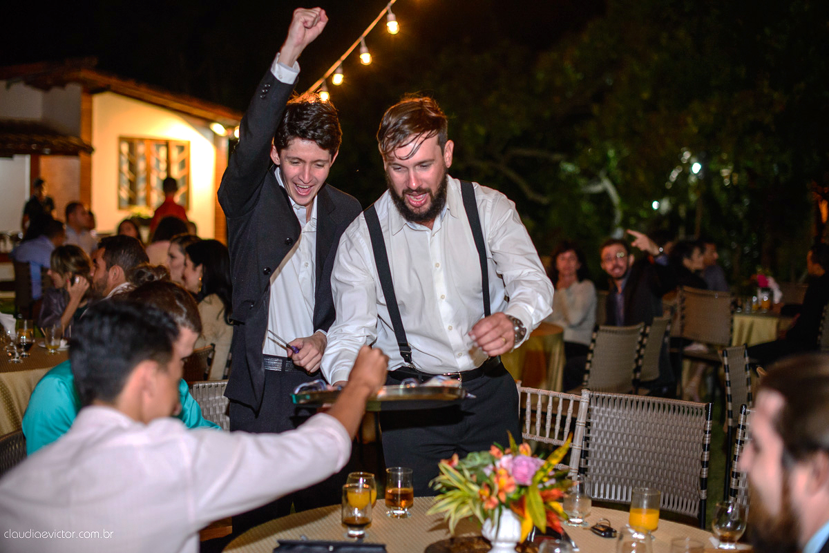 casamento no sitio durante o dia e com um lindo por do sol realizado por fotógrafos de casamento de Vila Velha fotógrafos de casamento de Vitória fotógrafos de casamento de Serra ES. Cerimonia emocionante casamento perfeito e feliz com amigos.