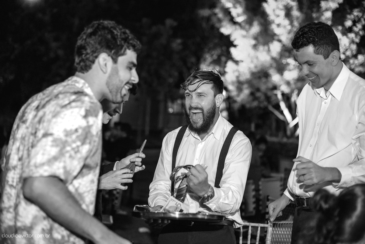 casamento no sitio durante o dia e com um lindo por do sol realizado por fotógrafos de casamento de Vila Velha fotógrafos de casamento de Vitória fotógrafos de casamento de Serra ES. Cerimonia emocionante casamento perfeito e feliz com amigos.