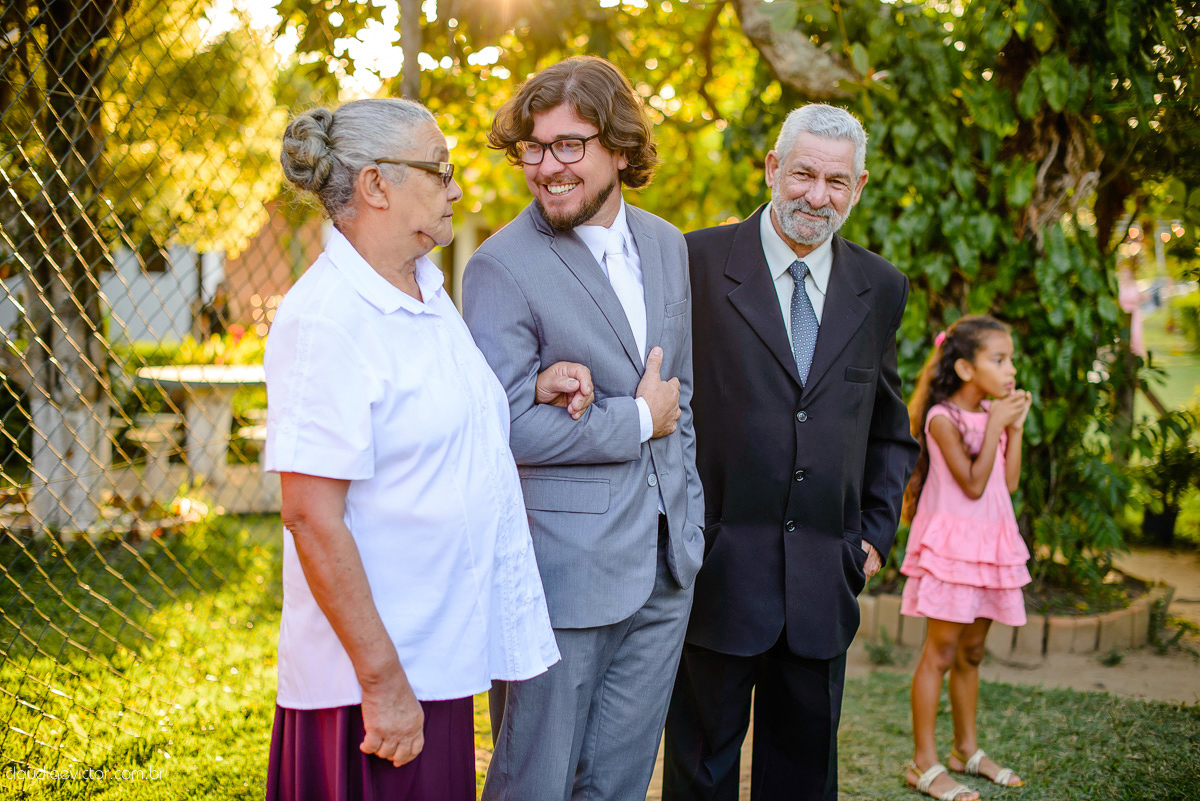 casamento no sitio durante o dia e com um lindo por do sol realizado por fotógrafos de casamento de Vila Velha fotógrafos de casamento de Vitória fotógrafos de casamento de Serra ES. Cerimonia emocionante casamento perfeito e feliz com amigos.