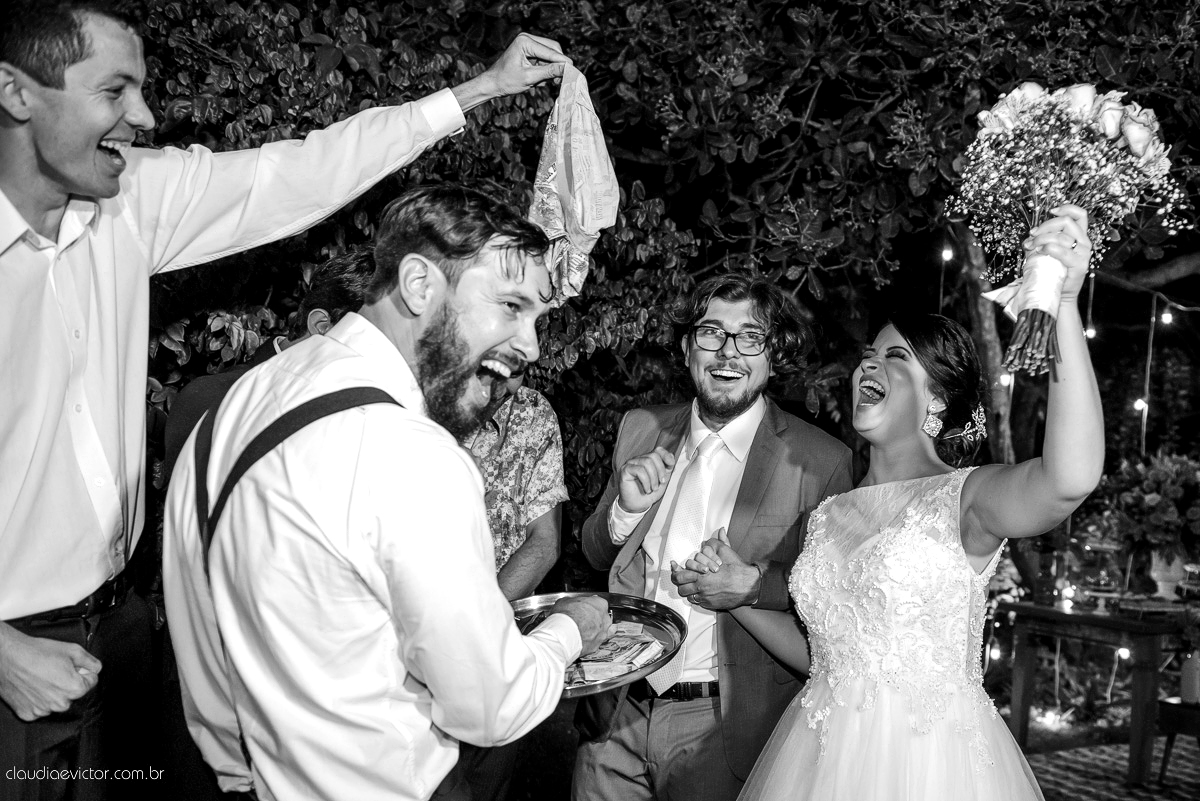 casamento no sitio durante o dia e com um lindo por do sol realizado por fotógrafos de casamento de Vila Velha fotógrafos de casamento de Vitória fotógrafos de casamento de Serra ES. Cerimonia emocionante casamento perfeito e feliz com amigos.