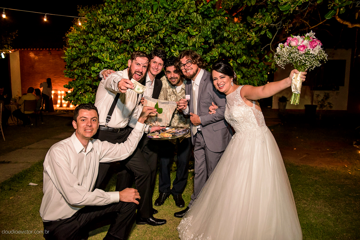 casamento no sitio durante o dia e com um lindo por do sol realizado por fotógrafos de casamento de Vila Velha fotógrafos de casamento de Vitória fotógrafos de casamento de Serra ES. Cerimonia emocionante casamento perfeito e feliz com amigos.