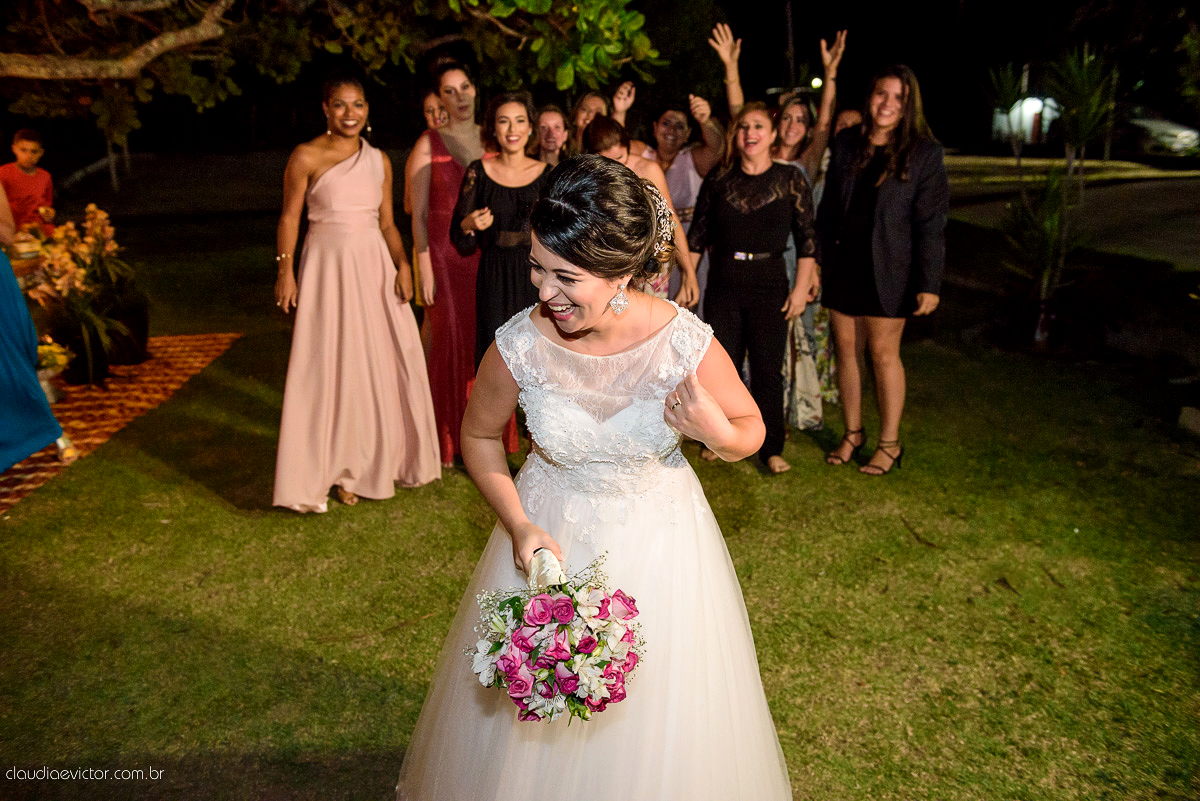 casamento no sitio durante o dia e com um lindo por do sol realizado por fotógrafos de casamento de Vila Velha fotógrafos de casamento de Vitória fotógrafos de casamento de Serra ES. Cerimonia emocionante casamento perfeito e feliz com amigos.