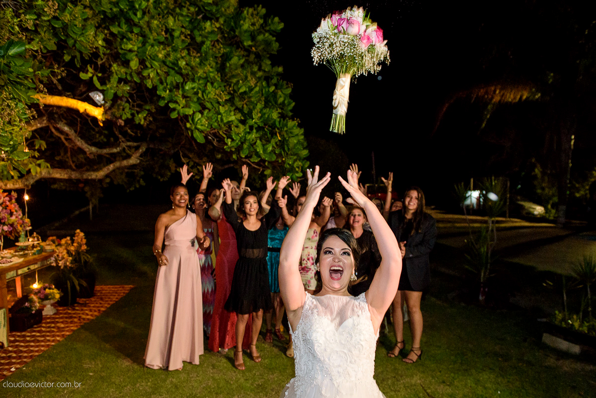 casamento no sitio durante o dia e com um lindo por do sol realizado por fotógrafos de casamento de Vila Velha fotógrafos de casamento de Vitória fotógrafos de casamento de Serra ES. Cerimonia emocionante casamento perfeito e feliz com amigos.