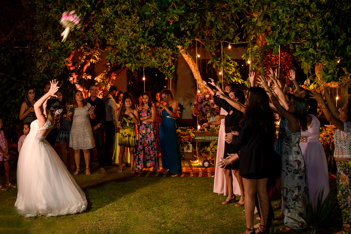 casamento no sitio durante o dia e com um lindo por do sol realizado por fotógrafos de casamento de Vila Velha fotógrafos de casamento de Vitória fotógrafos de casamento de Serra ES. Cerimonia emocionante casamento perfeito e feliz com amigos.