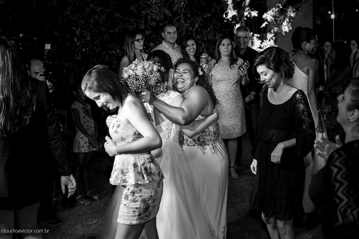 casamento no sitio durante o dia e com um lindo por do sol realizado por fotógrafos de casamento de Vila Velha fotógrafos de casamento de Vitória fotógrafos de casamento de Serra ES. Cerimonia emocionante casamento perfeito e feliz com amigos.