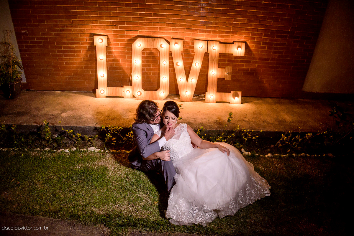 casamento no sitio durante o dia e com um lindo por do sol realizado por fotógrafos de casamento de Vila Velha fotógrafos de casamento de Vitória fotógrafos de casamento de Serra ES. Cerimonia emocionante casamento perfeito e feliz com amigos.