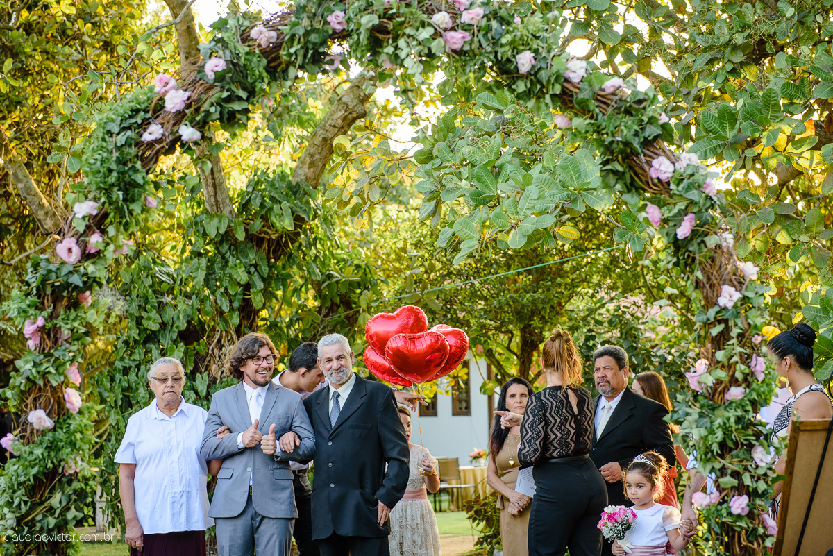 casamento no sitio durante o dia e com um lindo por do sol realizado por fotógrafos de casamento de Vila Velha fotógrafos de casamento de Vitória fotógrafos de casamento de Serra ES. Cerimonia emocionante casamento perfeito e feliz com amigos.