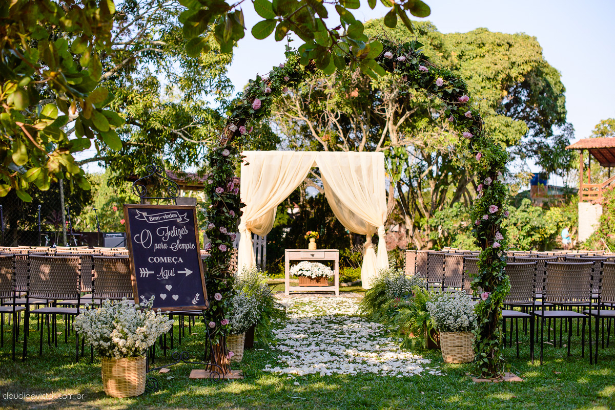 casamento no sitio durante o dia e com um lindo por do sol realizado por fotógrafos de casamento de Vila Velha fotógrafos de casamento de Vitória fotógrafos de casamento de Serra ES. Cerimonia emocionante casamento perfeito e feliz com amigos.