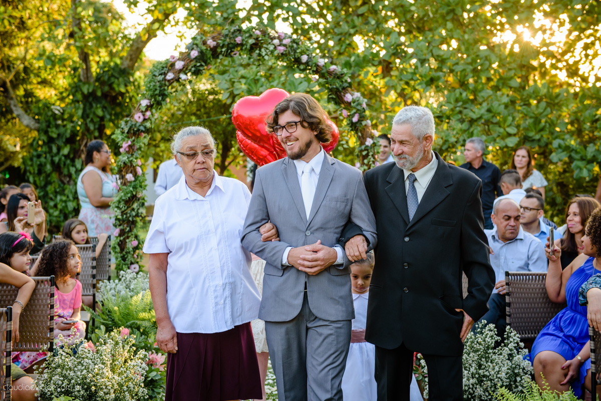 casamento no sitio durante o dia e com um lindo por do sol realizado por fotógrafos de casamento de Vila Velha fotógrafos de casamento de Vitória fotógrafos de casamento de Serra ES. Cerimonia emocionante casamento perfeito e feliz com amigos.