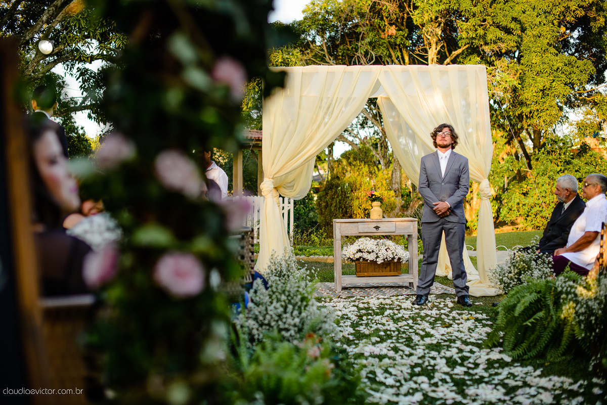 casamento no sitio durante o dia e com um lindo por do sol realizado por fotógrafos de casamento de Vila Velha fotógrafos de casamento de Vitória fotógrafos de casamento de Serra ES. Cerimonia emocionante casamento perfeito e feliz com amigos.