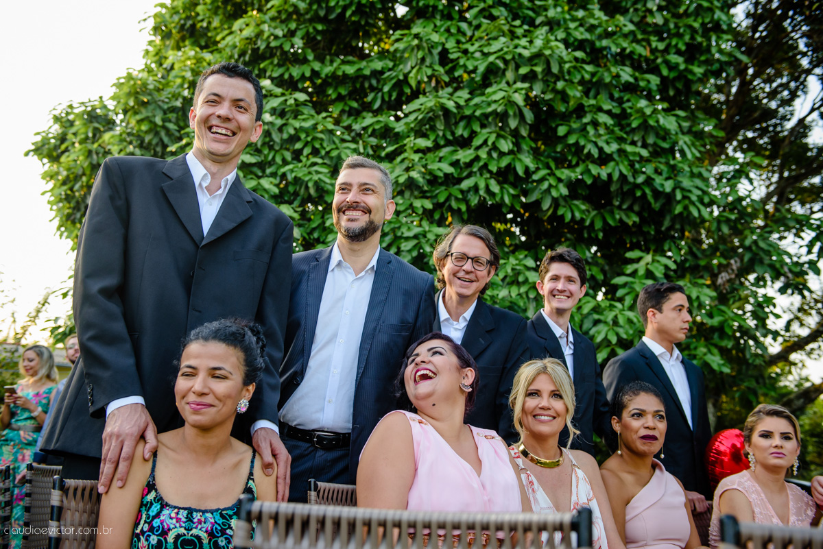 casamento no sitio durante o dia e com um lindo por do sol realizado por fotógrafos de casamento de Vila Velha fotógrafos de casamento de Vitória fotógrafos de casamento de Serra ES. Cerimonia emocionante casamento perfeito e feliz com amigos.