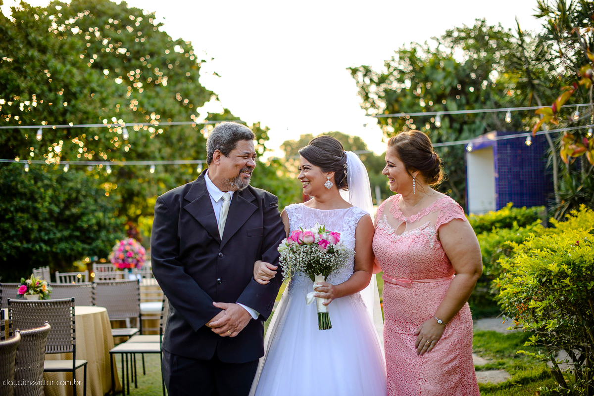 casamento no sitio durante o dia e com um lindo por do sol realizado por fotógrafos de casamento de Vila Velha fotógrafos de casamento de Vitória fotógrafos de casamento de Serra ES. Cerimonia emocionante casamento perfeito e feliz com amigos.