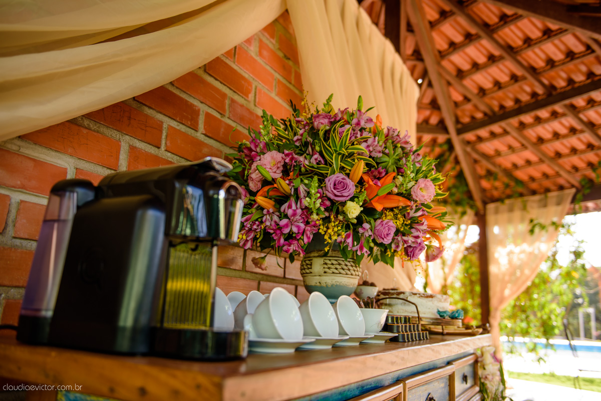 casamento no sitio durante o dia e com um lindo por do sol realizado por fotógrafos de casamento de Vila Velha fotógrafos de casamento de Vitória fotógrafos de casamento de Serra ES. Cerimonia emocionante casamento perfeito e feliz com amigos.