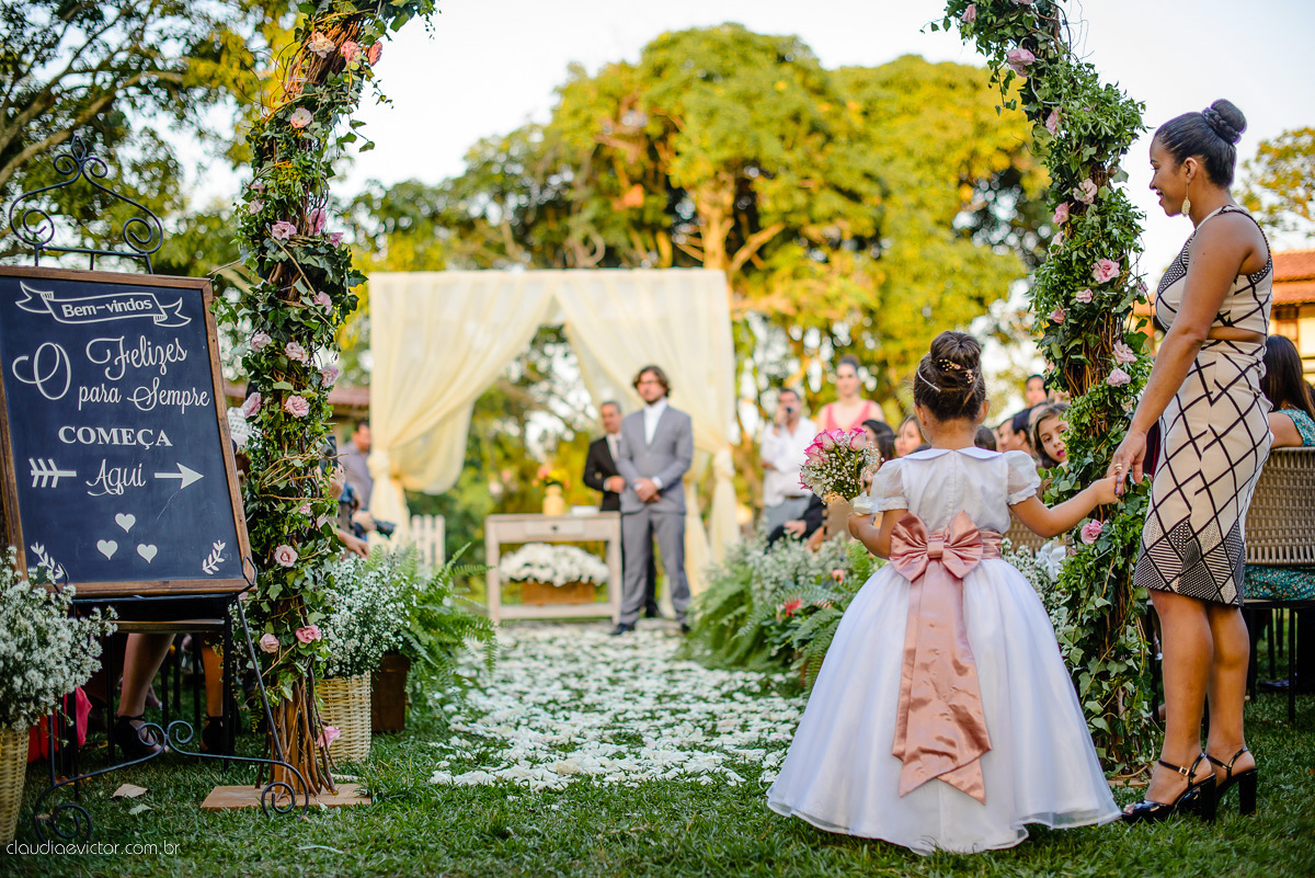 casamento no sitio durante o dia e com um lindo por do sol realizado por fotógrafos de casamento de Vila Velha fotógrafos de casamento de Vitória fotógrafos de casamento de Serra ES. Cerimonia emocionante casamento perfeito e feliz com amigos.