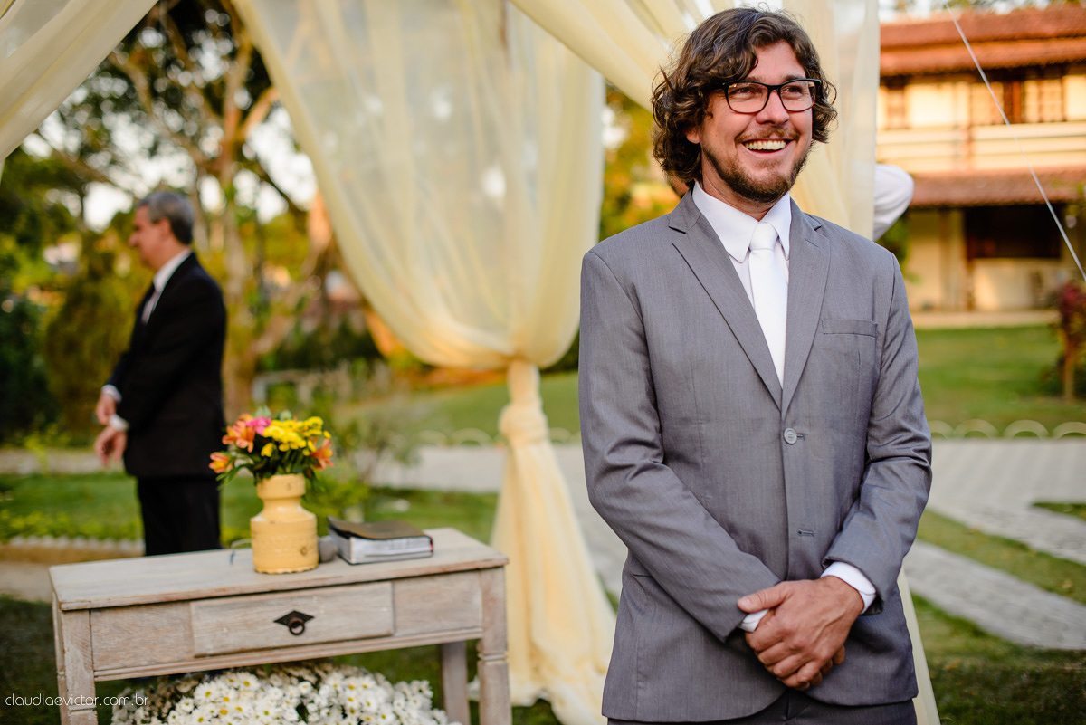 casamento no sitio durante o dia e com um lindo por do sol realizado por fotógrafos de casamento de Vila Velha fotógrafos de casamento de Vitória fotógrafos de casamento de Serra ES. Cerimonia emocionante casamento perfeito e feliz com amigos.