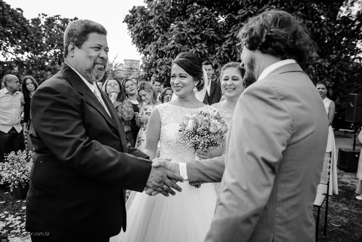 casamento no sitio durante o dia e com um lindo por do sol realizado por fotógrafos de casamento de Vila Velha fotógrafos de casamento de Vitória fotógrafos de casamento de Serra ES. Cerimonia emocionante casamento perfeito e feliz com amigos.