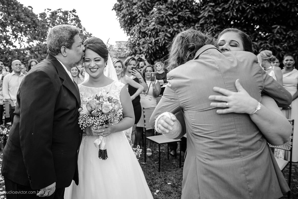 casamento no sitio durante o dia e com um lindo por do sol realizado por fotógrafos de casamento de Vila Velha fotógrafos de casamento de Vitória fotógrafos de casamento de Serra ES. Cerimonia emocionante casamento perfeito e feliz com amigos.