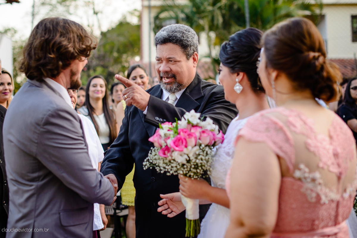 casamento no sitio durante o dia e com um lindo por do sol realizado por fotógrafos de casamento de Vila Velha fotógrafos de casamento de Vitória fotógrafos de casamento de Serra ES. Cerimonia emocionante casamento perfeito e feliz com amigos.