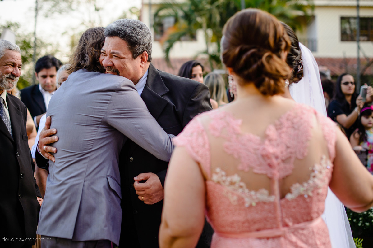 casamento no sitio durante o dia e com um lindo por do sol realizado por fotógrafos de casamento de Vila Velha fotógrafos de casamento de Vitória fotógrafos de casamento de Serra ES. Cerimonia emocionante casamento perfeito e feliz com amigos.