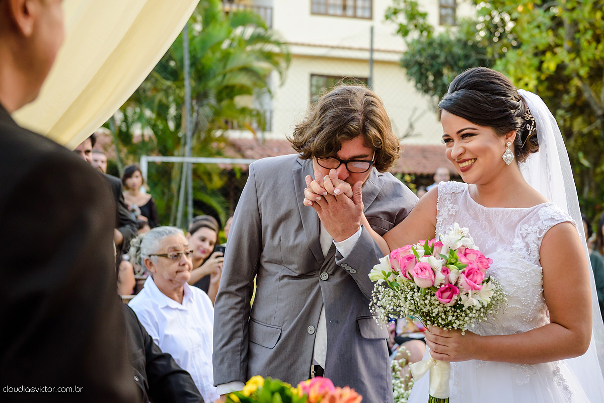 casamento no sitio durante o dia e com um lindo por do sol realizado por fotógrafos de casamento de Vila Velha fotógrafos de casamento de Vitória fotógrafos de casamento de Serra ES. Cerimonia emocionante casamento perfeito e feliz com amigos.