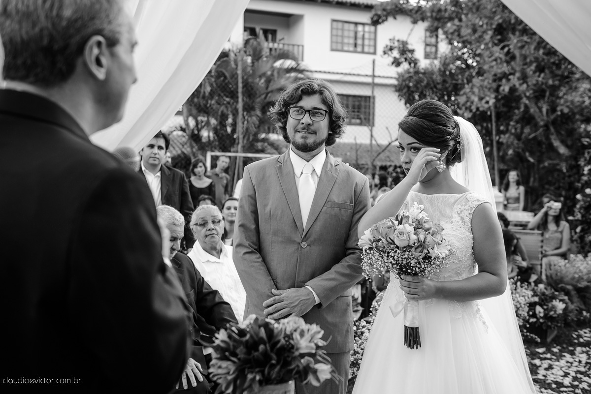 casamento no sitio durante o dia e com um lindo por do sol realizado por fotógrafos de casamento de Vila Velha fotógrafos de casamento de Vitória fotógrafos de casamento de Serra ES. Cerimonia emocionante casamento perfeito e feliz com amigos.
