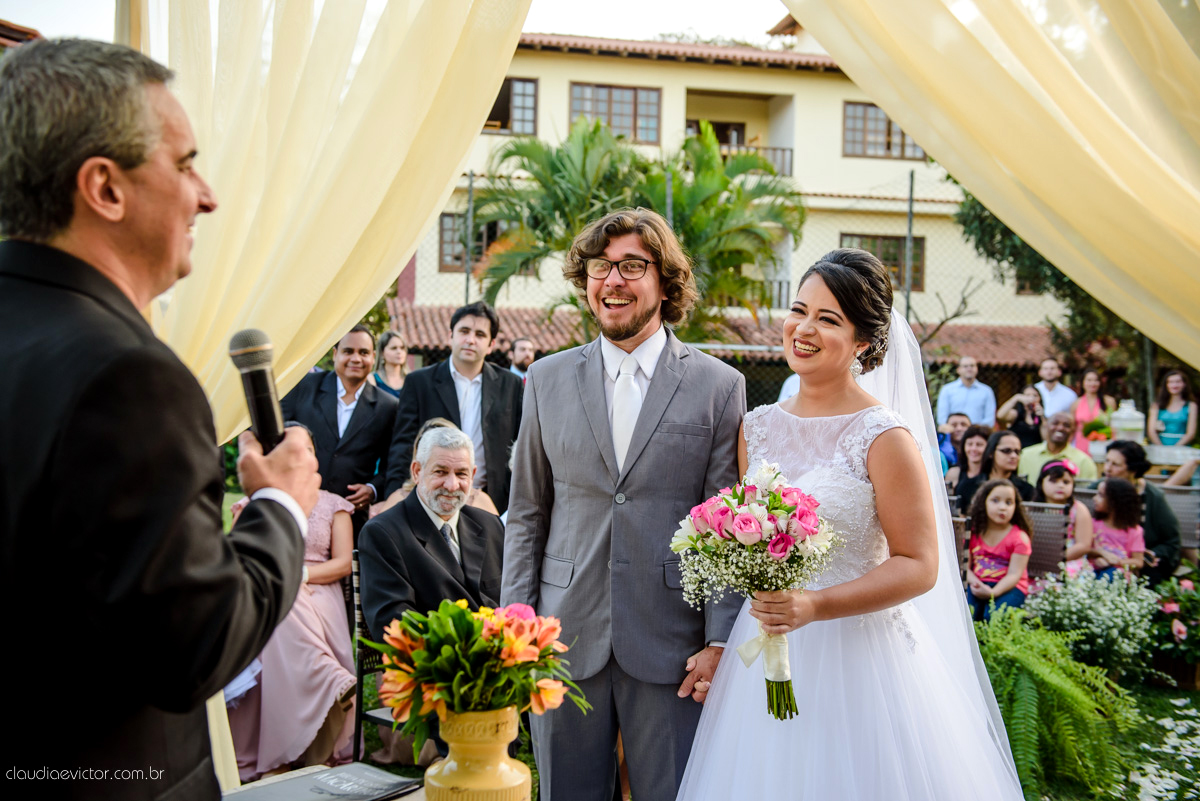 casamento no sitio durante o dia e com um lindo por do sol realizado por fotógrafos de casamento de Vila Velha fotógrafos de casamento de Vitória fotógrafos de casamento de Serra ES. Cerimonia emocionante casamento perfeito e feliz com amigos.