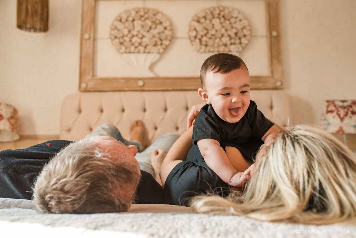 Lindo ensaio infantil lifestyle feito em casa na serra por fotógrafos de casamento em vila velha fotógrafos de casamento em vitória espirito santo es com familia, filhos, cachorro e pais mães e filhos