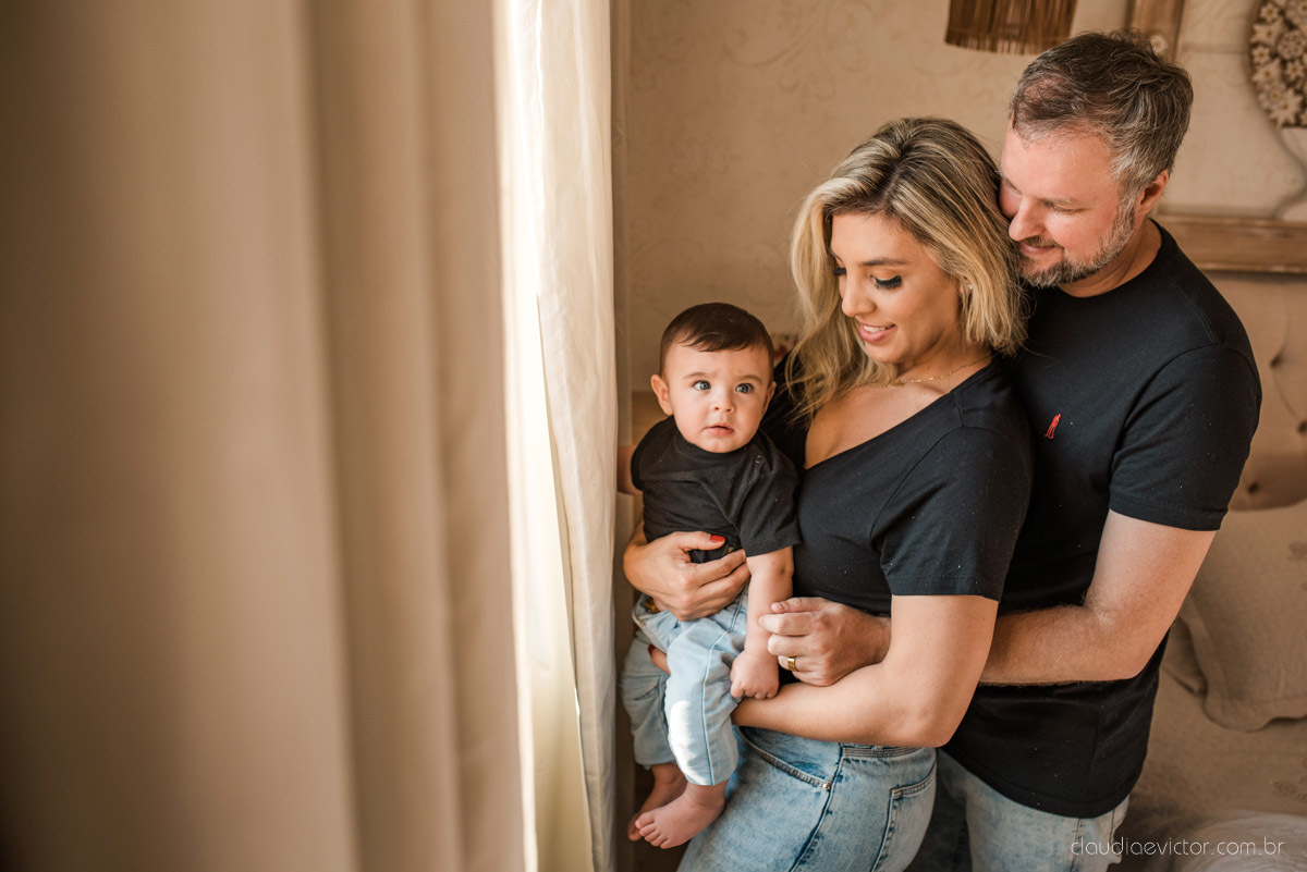 Lindo ensaio infantil lifestyle feito em casa na serra por fotógrafos de casamento em vila velha fotógrafos de casamento em vitória espirito santo es com familia, filhos, cachorro e pais mães e filhos