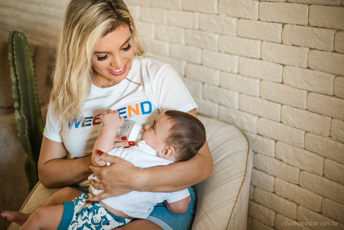 Lindo ensaio infantil lifestyle feito em casa na serra por fotógrafos de casamento em vila velha fotógrafos de casamento em vitória espirito santo es com familia, filhos, cachorro e pais mães e filhos