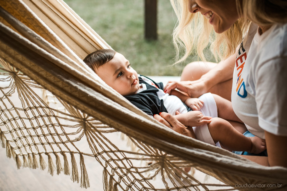 Lindo ensaio infantil lifestyle feito em casa na serra por fotógrafos de casamento em vila velha fotógrafos de casamento em vitória espirito santo es com familia, filhos, cachorro e pais mães e filhos