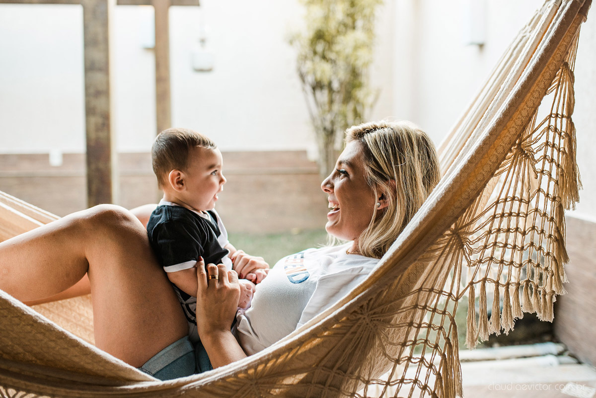 Lindo ensaio infantil lifestyle feito em casa na serra por fotógrafos de casamento em vila velha fotógrafos de casamento em vitória espirito santo es com familia, filhos, cachorro e pais mães e filhos